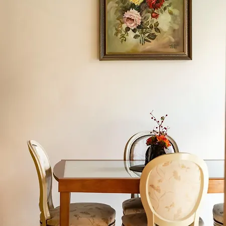 Apartment Cosmo - Old Money